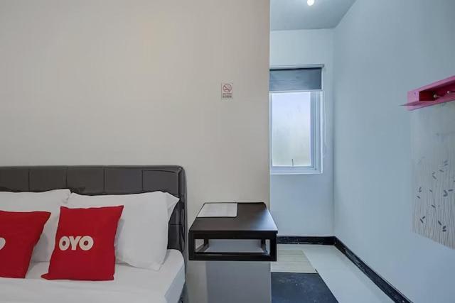 Super Oyo Capital O 3198 Sukomanunggal Inn Surabaya Ngoại thất bức ảnh
