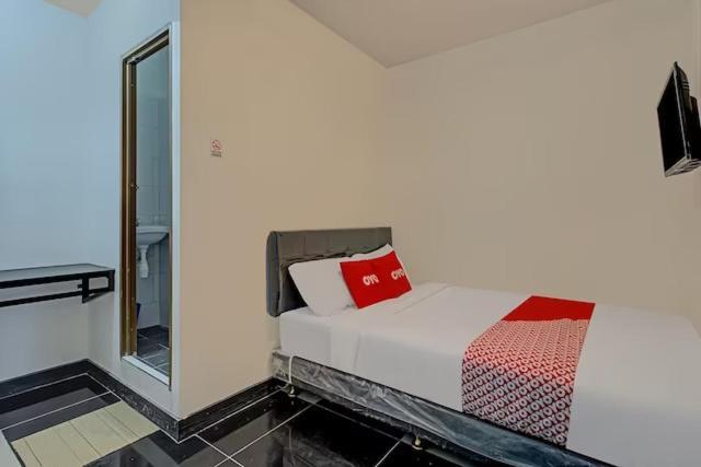 Super Oyo Capital O 3198 Sukomanunggal Inn Surabaya Ngoại thất bức ảnh
