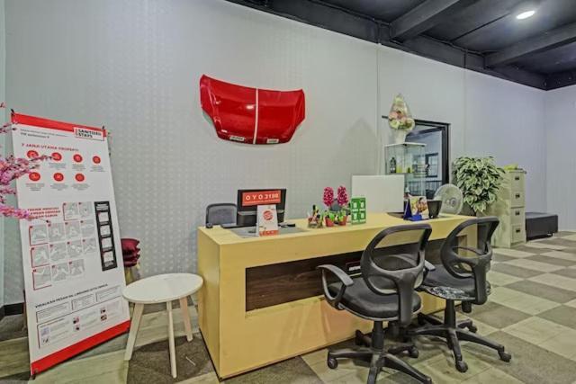 Super Oyo Capital O 3198 Sukomanunggal Inn Surabaya Ngoại thất bức ảnh